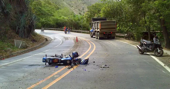 Operație pe inimă, pe marginea drumului. Motociclistul a fost salvat în mod miraculos