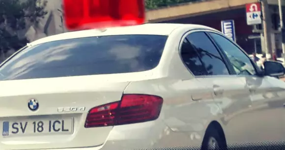 Acest număr de înmatriculare este interzis în România, dar totuși îl vedem pe șosea