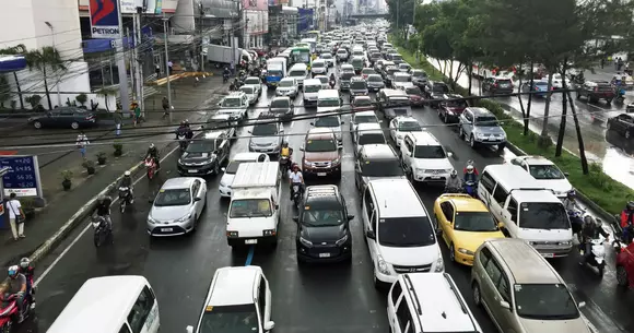 Vânzările încă scad pe cea mai mare piață auto din lume, pentru a 11-a lună la rând