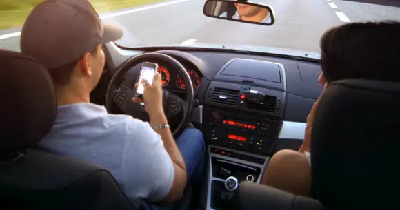 Verifici telefonul doar 2 secunde, la volan? Asta înseamnă zeci de metri de condus orbește