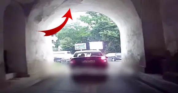 Pericol pentru șoferii din Timișoara! Una dintre cele mai vechi construcții se prăbușește peste mașini