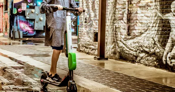 Trotinetele electrice fac o nouă victimă: Un tânăr a murit, lovit de camion