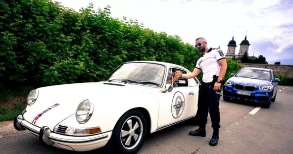 O româncă și soțul ei german fac turul lumii într-un Porsche 911