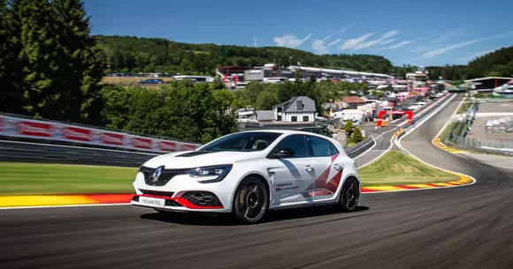 Noul Renault Megane RS Trophy-R stabilește un record pe unul dintre cele mai exigente circuite din lume