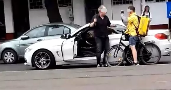 Un biciclist a fost snopit în bătaie de şoferul unui bolid, în Capitală (Video)