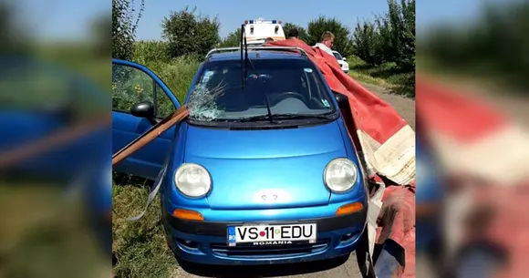 Accident de „Final Destination”! O bară a căzut dintr-un camion și a străpuns parbrizul mașinii din spate