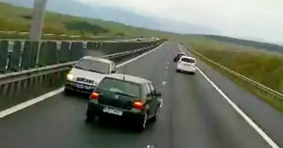 Video incredibil: Un șofer român conduce pe contrasens, pe autostradă