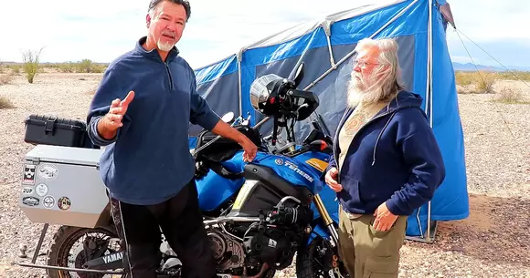 O viață pe șosea. Acest bărbat locuiește într-un cort tras de motocicletă