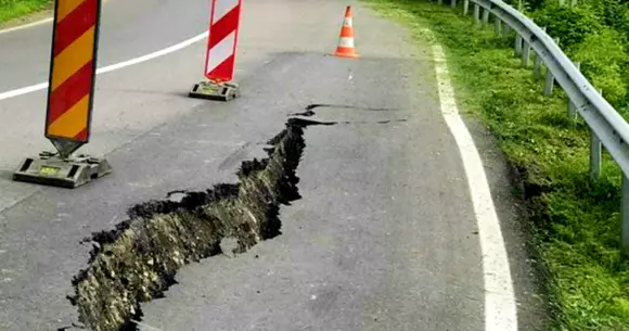 Dezastru pe un Drum Național! Șoseaua s-a despicat, pur și simplu