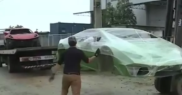 Fabrică de Ferrari și Lamborghini false, descoperită și închisă de poliție