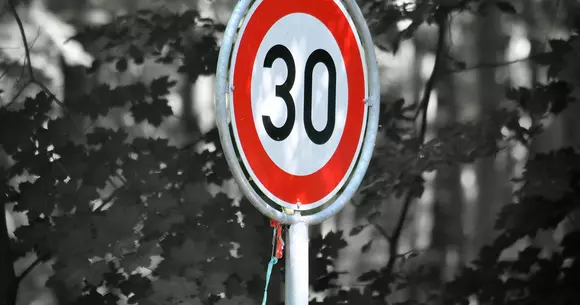 Soluție extremă pentru reducerea poluării: limită de 30 km/h în tot orașul