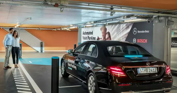 Premieră istorică: Mercedes-Benz introduce parcarea autonomă