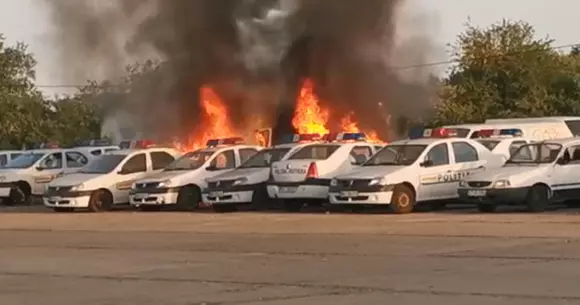 Incendiu în Constanța! Cinci mașini de poliție au luat foc