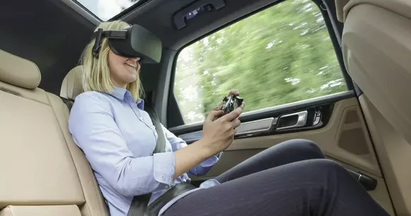 Porsche: Pasagerii cu rău de mașină se pot „vindeca” prin Realitatea Virtuală