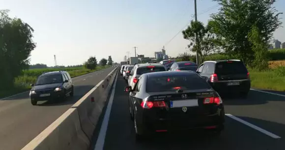 În loc să fluidizeze traficul, noul sens giratoriu de pe Centura Ploiești creează coloane de 10 km