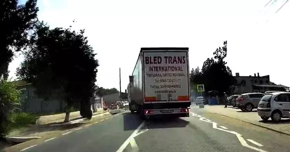 Șofer de TIR, la un pas de a spulbera mai mulți copii pe trecere după o șicanare în trafic (Video)