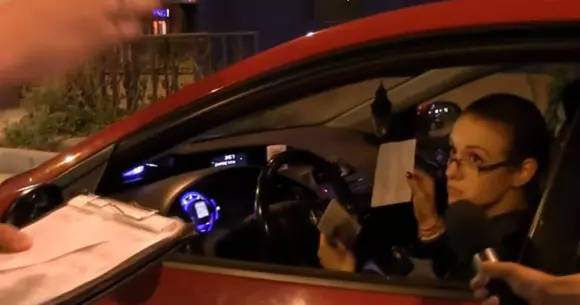 O șoferiță tupeistă îi explică polițistului că are voie să bea și să conducă: „Nu știu ce lege știți dvs.!”