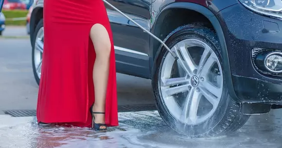 Atenție unde îți speli mașina! Poți fi amendat cu până la 500 de lei