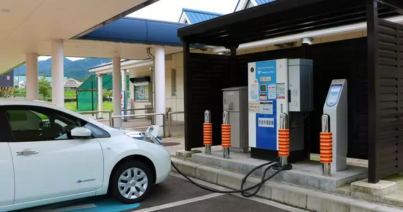 Posesorii de mașini electrice nu mai trebuie să „vâneze” stațiile de încărcare. Soluția unui antreprenor român