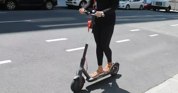 Ai nevoie de permis pentru a conduce trotinete electrice? Ce spune managerul unei companii de închirieri