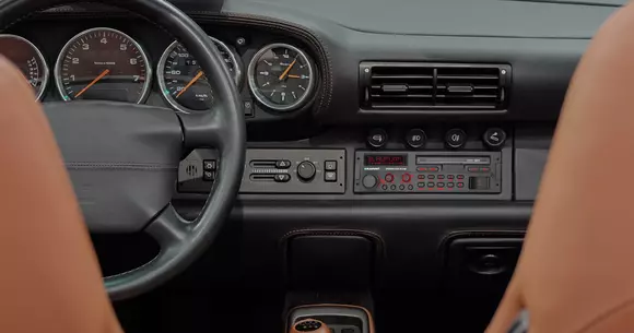 Aviz nostalgicilor: Această unitate audio pare desprinsă din anii '80, în ciuda funcțiilor moderne