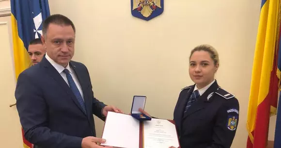 Ministrul de Interne a premiat doi polițiști pentru un gest...normal