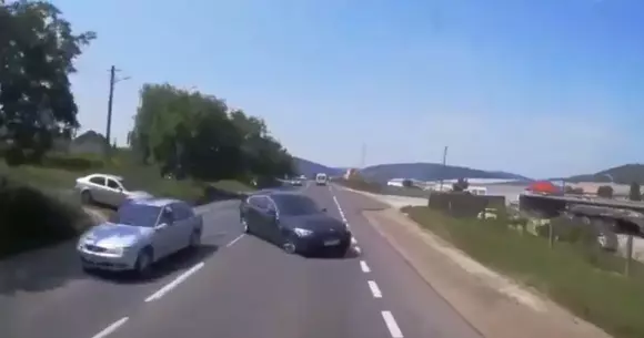 BMW izbit in plin de un camion. Video cu momentul impactului