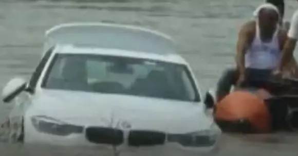 Ce a făcut un tânăr cu un BMW primit cadou stârnește revolte pe internet