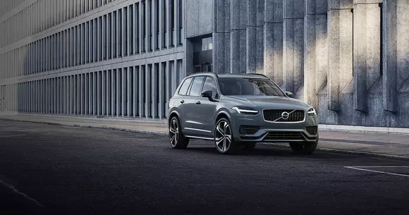 Noul Volvo XC90 facelift cu autonomie extinsă este disponibil în România
