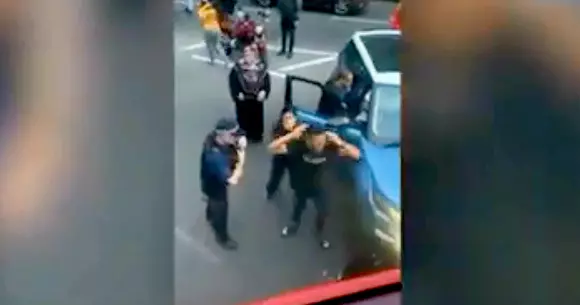 Video șocant: O femeie a fost strivită INTENȚIONAT între două mașini