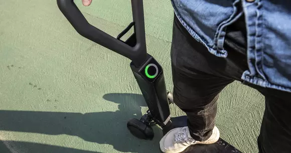 Audi prezintă trotineta electrică e-tron Scooter. Poate fi manevrată cu o singură mână