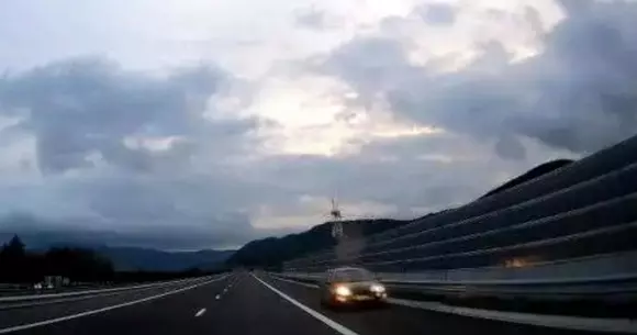 Pe contrasens pe autostrada Lugoj – Deva, la doar două ore de la inaugurare!
