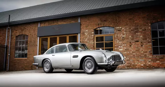 Șansă unică: legendarul Aston Martin DB5 folosit de James Bond se vinde la licitaţie