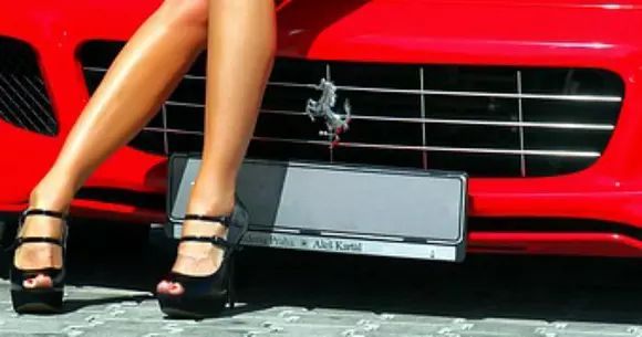 Clipul verii: O femeie dansează goală pe un Ferrari. Polițiștii sunt nerăbdători s-o cunoască