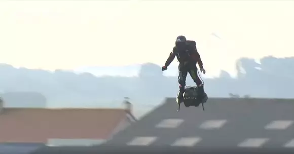 Omul zburător: Un inventator a traversat Canalul Mânecii pe flyboard