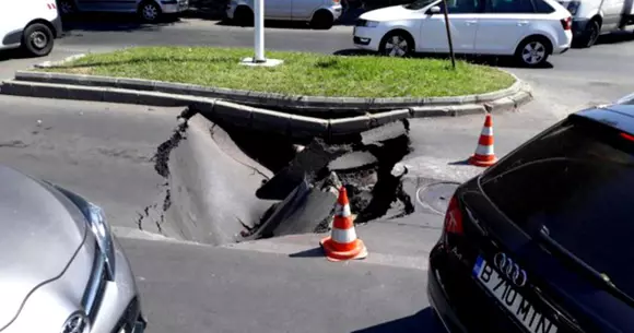 O groapă imensă a apărut pe o stradă din Bucureşti