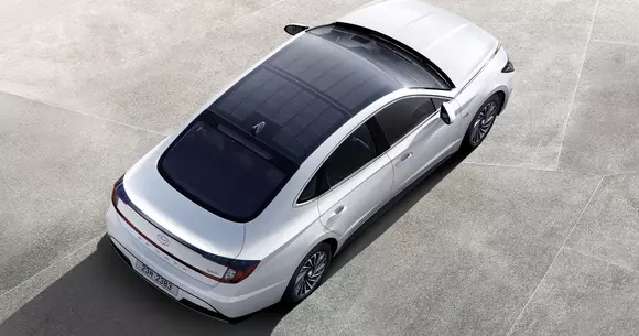 Hyundai lansează mașina care își încarcă bateria și de la Soare