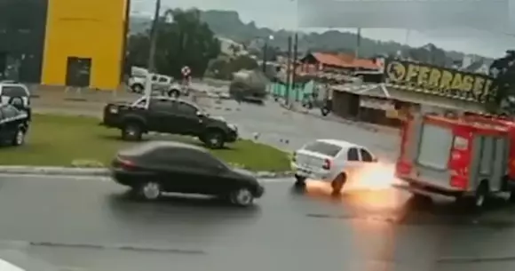 Culmea norocului: Un Logan a luat foc chiar lângă autospeciala de pompieri