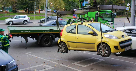 Începe ridicarea mașinilor parcate neregulamentar. În ce situații riscă bucureștenii să rămână pietoni