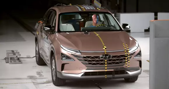 Test de impact: Această mașină alimentată cu hidrogen oferă siguranță maximă