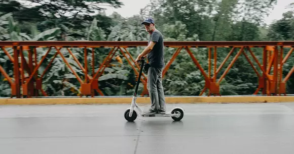 Cod Rutier 2021: noi propuneri de restricții pentru pietoni, bicicliști și utilizatorii de trotinete