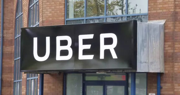 Uber nu va mai lua pasageri fără mască de protecție