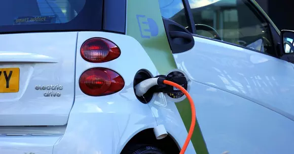 Viitorul mașinilor electrice: a fost inventată bateria care se încarcă în doar 10 minute!