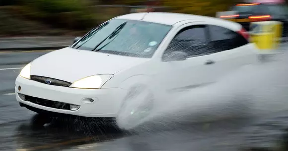 VIDEO: Acesta este motivul pentru care trebuie să adaptezi viteza în condiții de drum umed