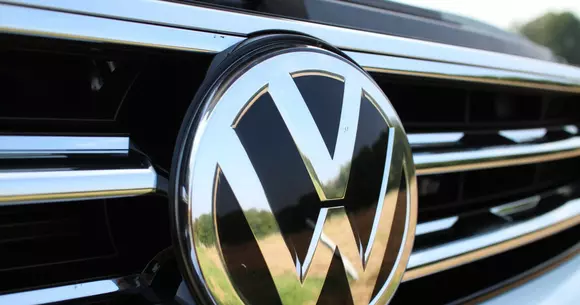 Primele imagini cu noul VW Golf 8, surprins necamuflat pe șosea