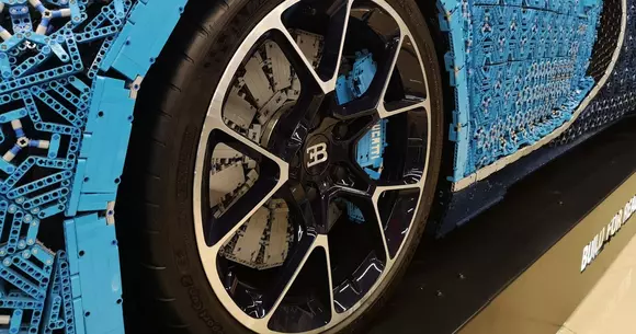 Un Bugatti Chiron în mărime naturală fabricat din piese Lego a ajuns în România