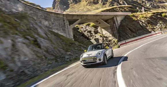 MINI Cooper SE a vizitat Transfăgărășanul: drumul aniversează 45 de ani de la inaugurare