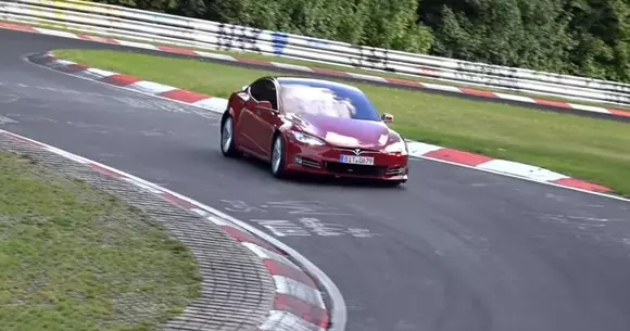 Tesla Model S spulberă recordul deținut de Porsche Taycan pe Nürburgring