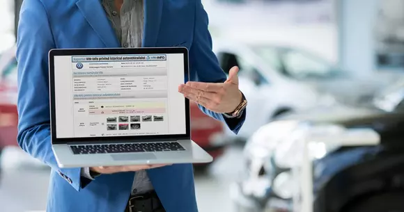 (P) Verificarea unei mașini la mâna a doua adusă din Statele Unite. Comandați un raport cu istoricul vehiculului