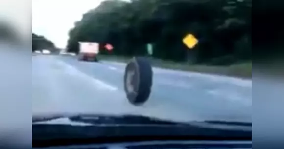 Accident bizar: O roată se rostogolește singură pe șosea și intră pe contrasens